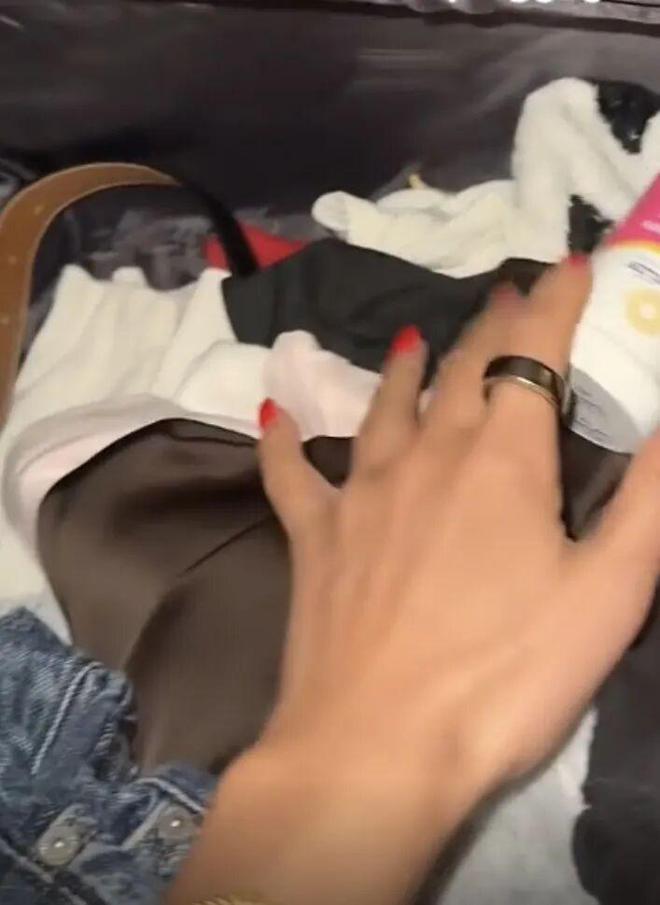 ！毛孩子偷偷塞了件东西全网都被暖哭了…开元棋牌app出差打开行李箱直接泪崩(图4)